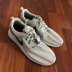 Nike Women’s Roshe Run (size 6)